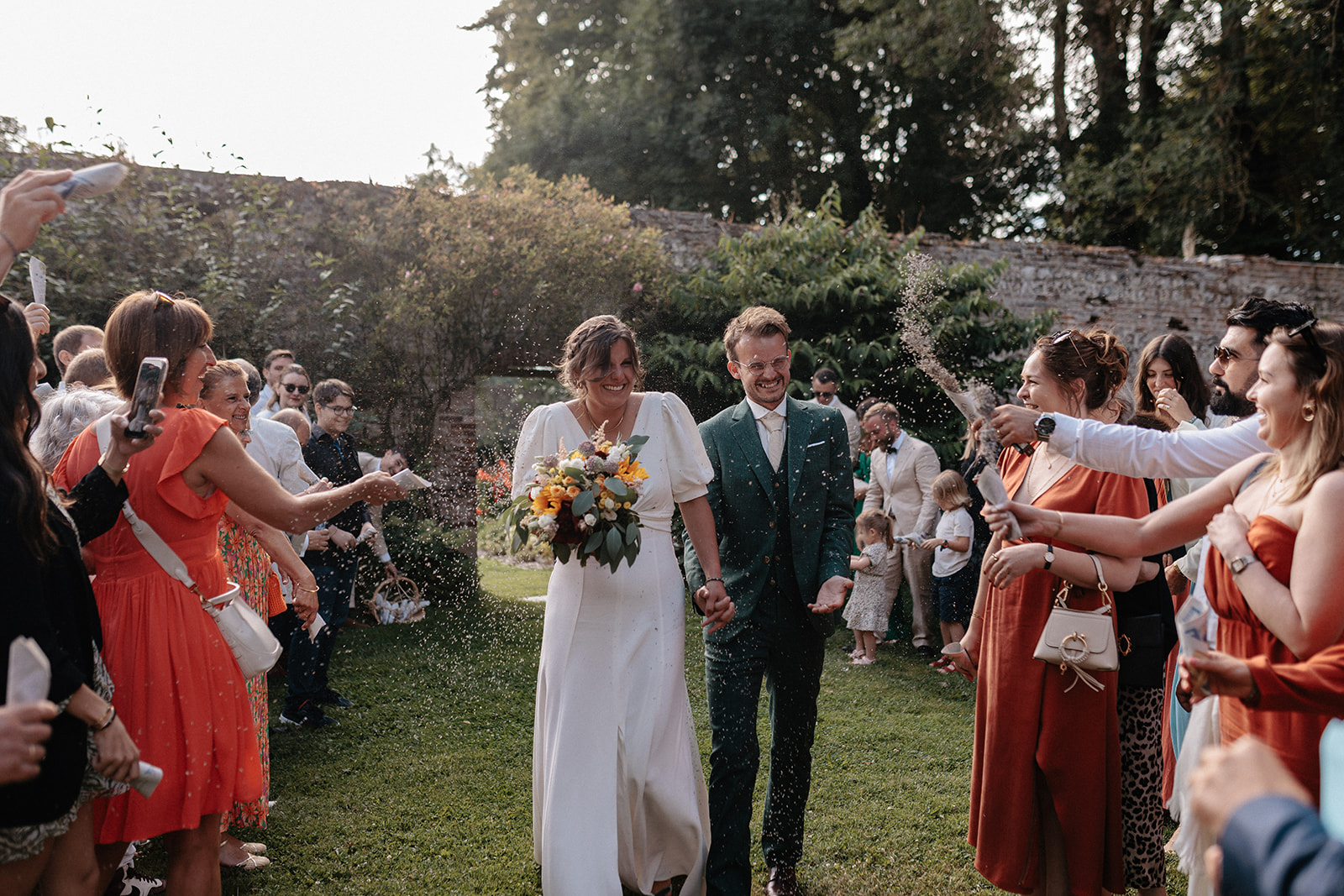 Cérémonie laïque de mariage en extérieur sous une lumière douce d'après-midi