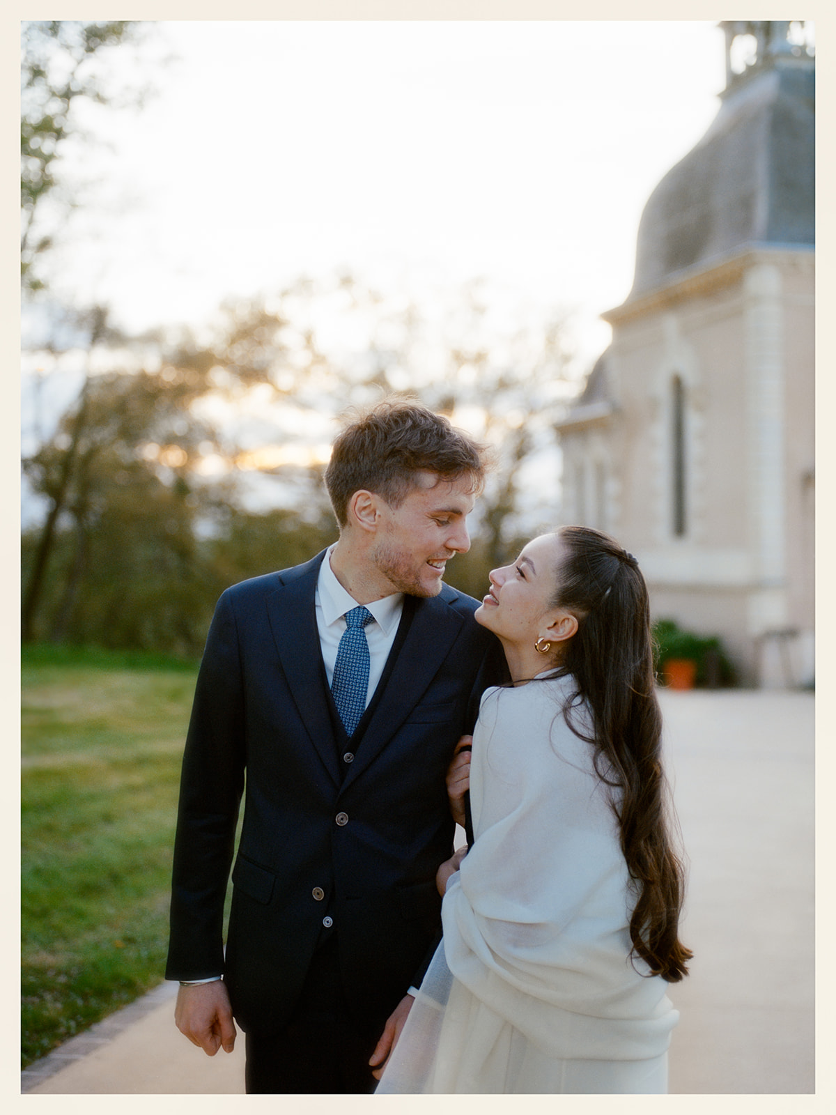 Session couple à la golden hour par un photographe de mariage argentique en Normandie
